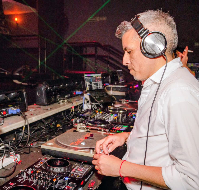 Setup de DJ con láseres verdes en un evento